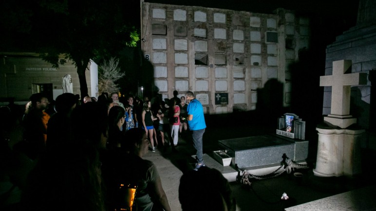 Historias y misterios en el Cementerio de la Ciudad: recorridos nocturnos gratuitos en junio